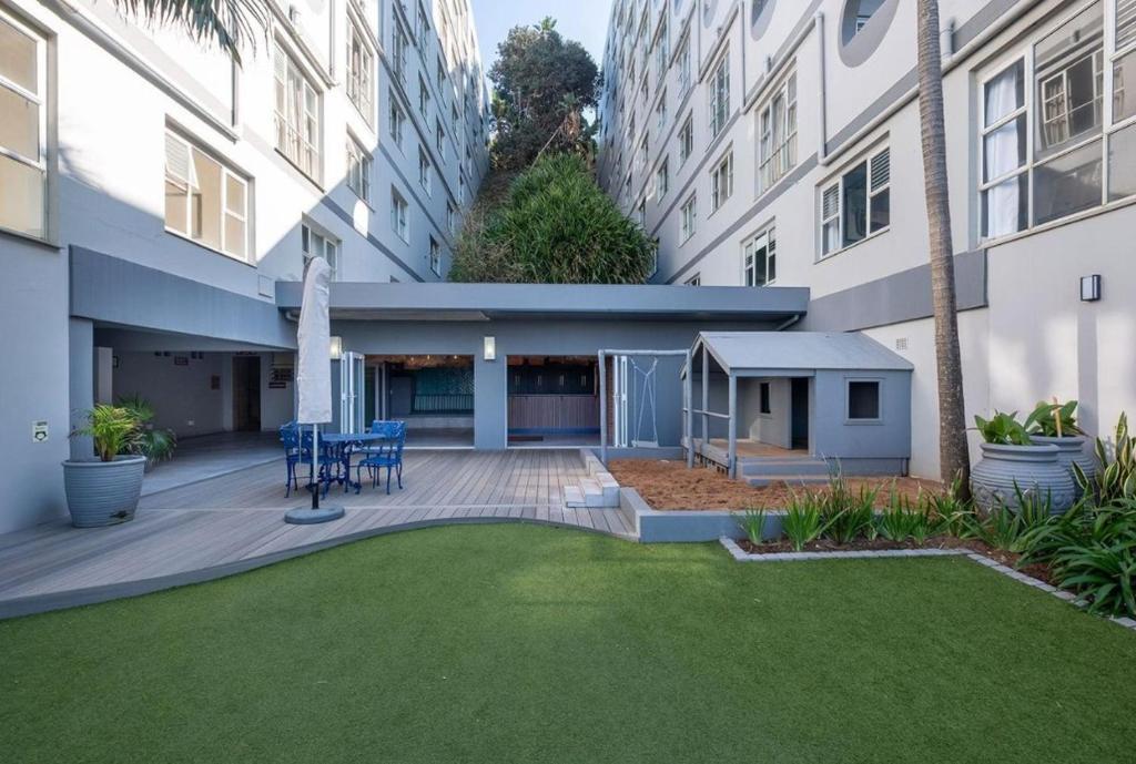 6 Tides living photo