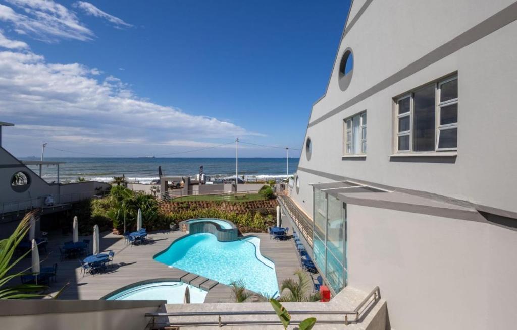 6 Tides living photo